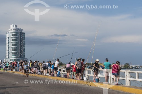 Pesca na ponte Giuseppe Garibaldi - Tramandaí - Rio Grande do Sul (RS) - Brasil
