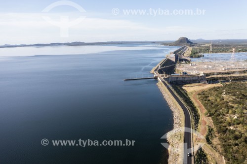 Foto feita com drone da barragem da Usina Hidrelétrica de Sobradinho com capacidade máxima de água - Sobradinho - Bahia (BA) - Brasil