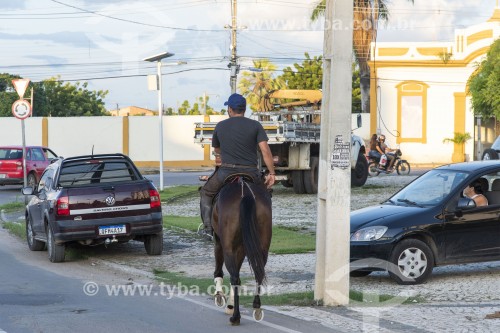 Homem andando à cavalo em rua da zona urbana da cidade - Cajazeiras - Paraíba (PB) - Brasil