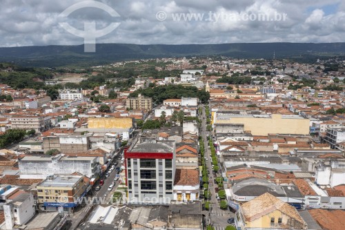 Foto feita com drone do centro da cidade com a Chapada do Araripe ao fundo - Crato - Ceará (CE) - Brasil