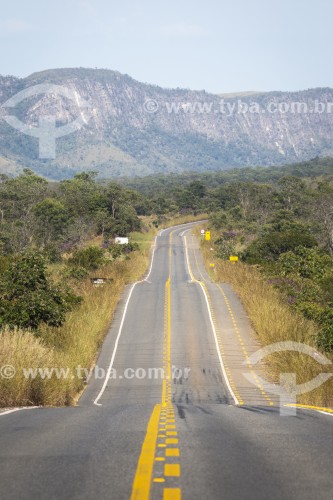 Estrada em área de Cerrado na Chapada dos Veadeiros - Alto Paraíso de Goiás - Goiás (GO) - Brasil