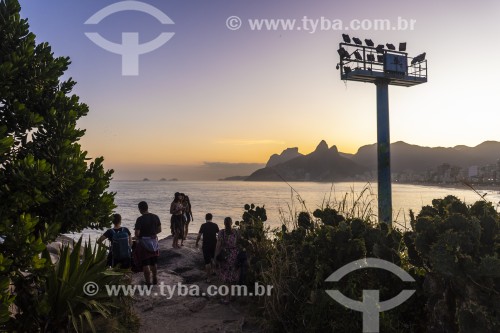 Pessoas observando o pôr do sol a partir da Pedra do Arpoador  - Rio de Janeiro - Rio de Janeiro (RJ) - Brasil