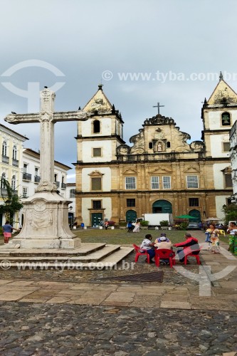 Cruzeiro no Largo do Cruzeiro de São Francisco com o Convento e Igreja de São Francisco (Século XVIII) ao fundo  - Salvador - Bahia (BA) - Brasil