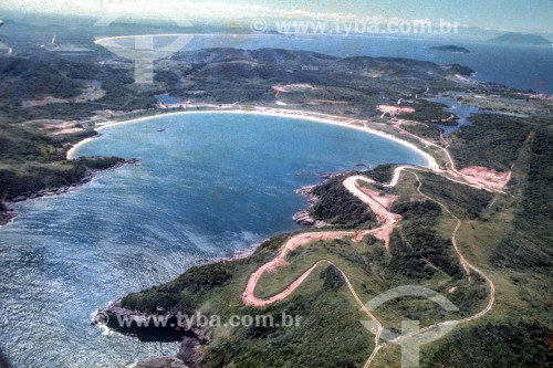 Vista aérea da Praia da Ferradura - Anos 70 - Armação dos Búzios - Rio de Janeiro (RJ) - Brasil