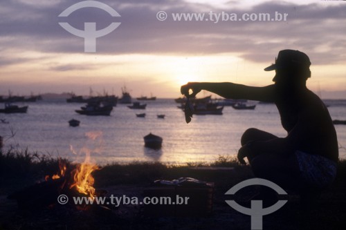 Pescador preparando peixe em uma fogueira - Armação dos Búzios - Rio de Janeiro (RJ) - Brasil