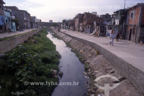 Canal com esgoto na Favela Parque Boa Esperança - Anos 90 - Rio de Janeiro - Rio de Janeiro (RJ) - Brasil