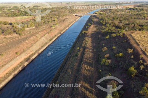 Foto feita com drone do Canal Deoclécio Bispo dos Santos - Canal que faz a ligação do Rio Tietê e Rio Paraná e é utilizado pelas embarcações no transporte fluvial - Pereira Barreto - São Paulo (SP) - Brasil