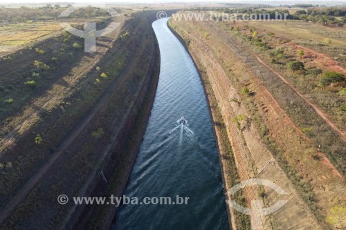 Foto feita com drone do Canal Deoclécio Bispo dos Santos - Canal que faz a ligação do Rio Tietê e Rio Paraná e é utilizado pelas embarcações no transporte fluvial - Pereira Barreto - São Paulo (SP) - Brasil