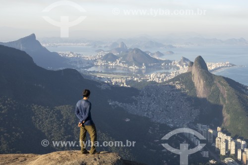 Jovem observando a paisagem à partir da Pedra da Gávea - Rio de Janeiro - Rio de Janeiro (RJ) - Brasil
