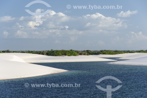 Lagoa e dunas no Parque Nacional dos Lençóis Maranhenses  - Santo Amaro do Maranhão - Maranhão (MA) - Brasil