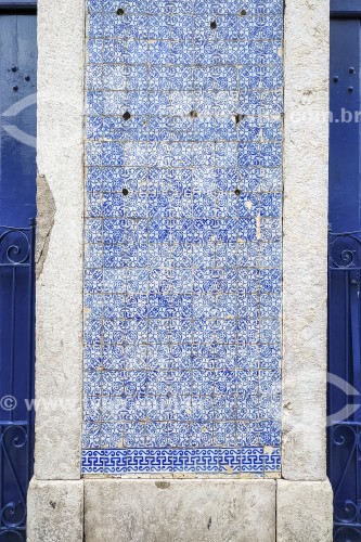 Detalhe de azulejos em fachada de casario no centro histórico da cidade de São Luís  - São Luís - Maranhão (MA) - Brasil