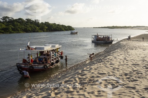 Barcos e Vegetação de mangue ao fundo - Raposa - Maranhão (MA) - Brasil