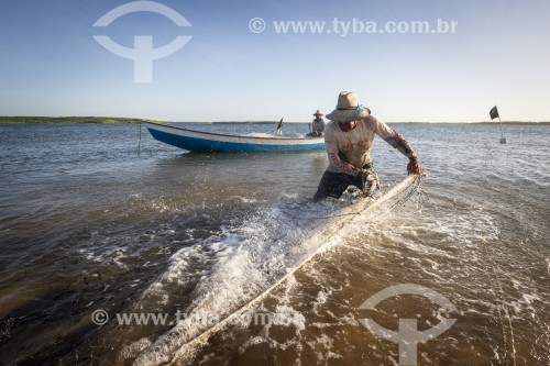 Pescadores em barco recolhendo rede de pesca no Delta do Parnaíba - Araioses - Maranhão (MA) - Brasil