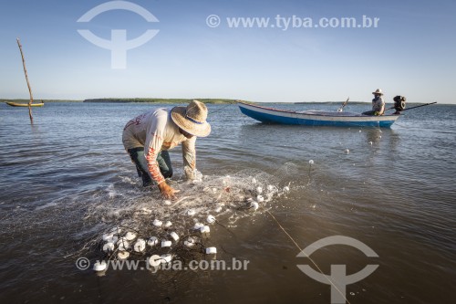 Pescadores em barco recolhendo rede de pesca no Delta do Parnaíba - Araioses - Maranhão (MA) - Brasil