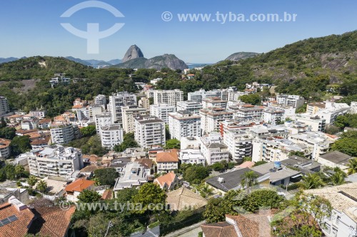 Foto feita com drone de prédios residenciais com Pão de Açúcar ao fundo - Rio de Janeiro - Rio de Janeiro (RJ) - Brasil