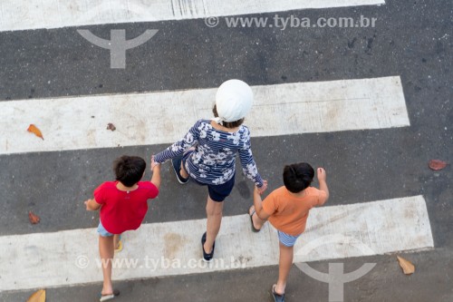 Pessoas atravessando rua na faixa de pedestre -  Rua Francisco Otaviano - Rio de Janeiro - Rio de Janeiro (RJ) - Brasil