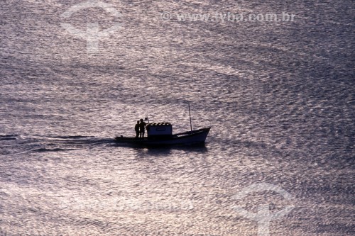 Barco em frente a Praia da Armação - Anos 80 - Armação dos Búzios - Rio de Janeiro (RJ) - Brasil