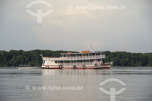 Chalana - embarcação regional navegando no Rio Negro - Parque Nacional de Anavilhanas - Manaus - Amazonas (AM) - Brasil