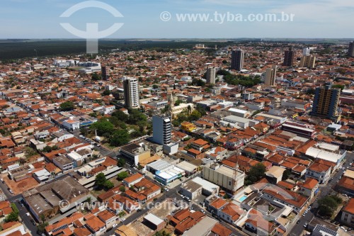 Foto feita com drone da cidade e Paróquia de São João Batista na Praça Barão do Rio Branco - Bebedouro - São Paulo (SP) - Brasil