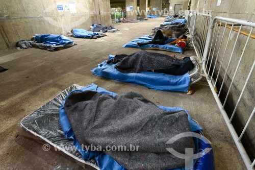 Abrigo para moradores de rua improvisado na Estação Dom Pedro do Metrô devido a chegada de frente fria - São Paulo - São Paulo (SP) - Brasil