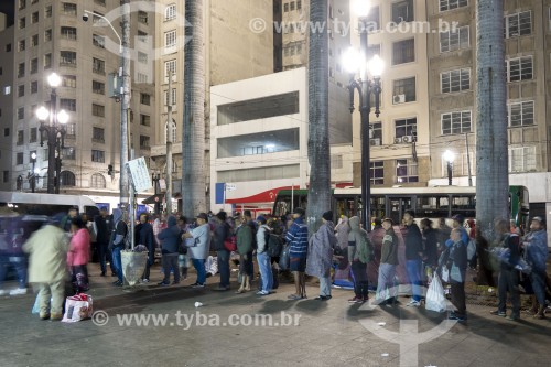 Tenda da Operação Baixas Temperaturas - distribuição de cobertores e comida para moradores de rua durante frente fria - São Paulo - São Paulo (SP) - Brasil