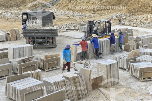 Trabalhadores de mineradora carregando Pedras Cariri - Santana do Cariri - Ceará (CE) - Brasil