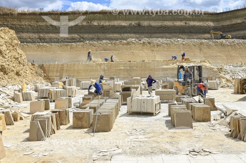 Trabalhadores de mineradora carregando Pedras Cariri - Santana do Cariri - Ceará (CE) - Brasil