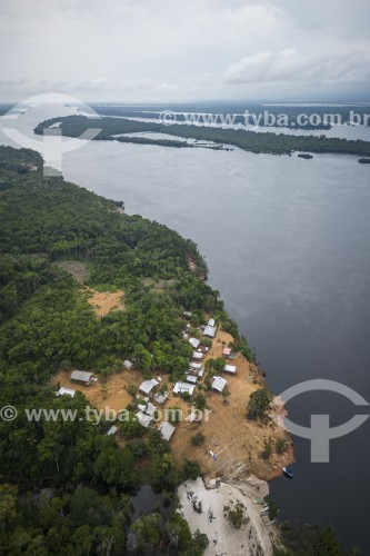 Foto feita com drone de casas de palafita as margens do Rio Negro - Parque Nacional de Anavilhanas - Novo Airão - Amazonas (AM) - Brasil
