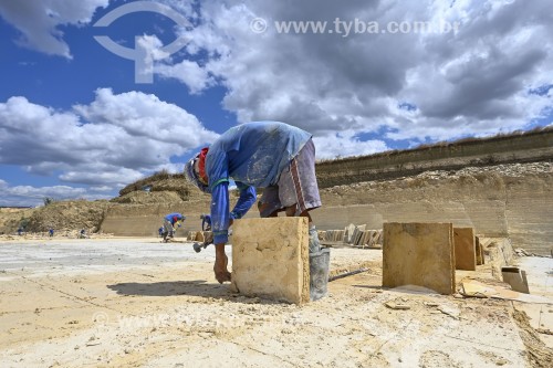 Trabalhadores de mineradora extraindo Pedras Cariri cortadas - Santana do Cariri - Ceará (CE) - Brasil