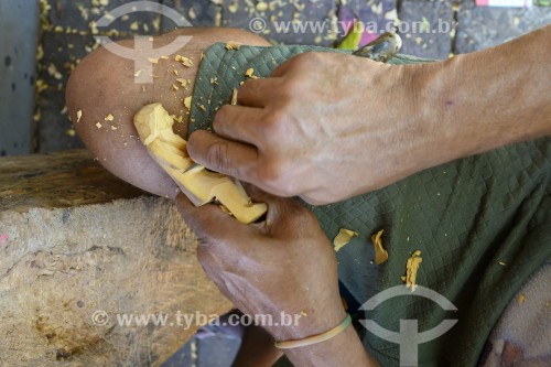 Artesão entalhando escultura de madeira no Centro da Cultura Popular Mestre Noza - sede da Associação de Artesãos do Juazeiro do Norte - Juazeiro do Norte - Ceará (CE) - Brasil