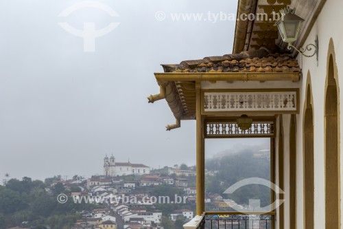 Detalhe de varanda de casa colonial no centro de Ouro Preto como Igreja de Santa Efigênia ao fundo - Ouro Preto - Minas Gerais (MG) - Brasil