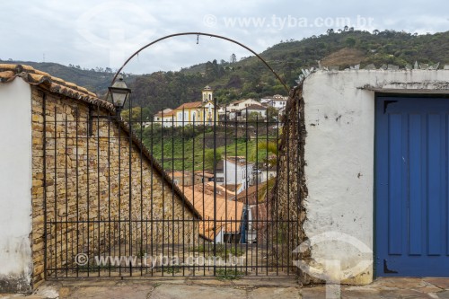 Igreja histórica vista através de portão de ferro - Ouro Preto - Minas Gerais (MG) - Brasil