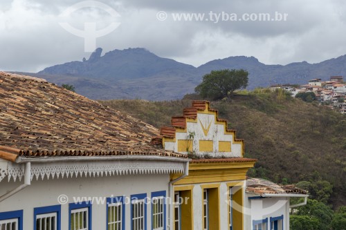 Fachada de casas coloniais com Pico do Itacolomi ao fundo - Ouro Preto - Minas Gerais (MG) - Brasil