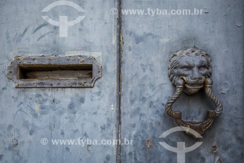 Maçaneta de ferro em porta de casa colonial - Ouro Preto - Minas Gerais (MG) - Brasil