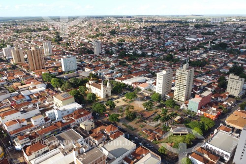 Foto feita com drone da cidade de Barretos com a Catedral do Divino Espirito Santo e a Praça da Matriz ao centro - Barretos - São Paulo (SP) - Brasil