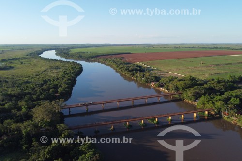 Foto feita com drone do Rio Pardo com a ponte na Rodovia Assis Chateaubriand (SP-425) - divisa dos municípios de Guaíra e Barretos - Guaíra - São Paulo (SP) - Brasil