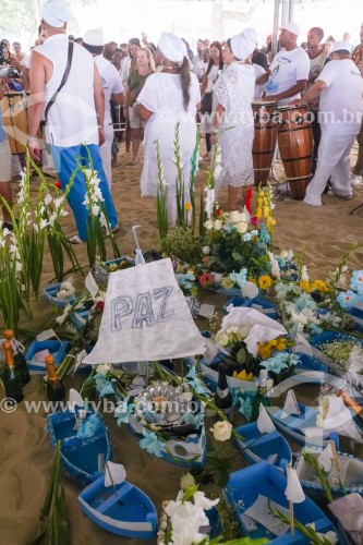 Oferendas na festa de Yemanjá - Praia de Copacabana - Rio de Janeiro - Rio de Janeiro (RJ) - Brasil