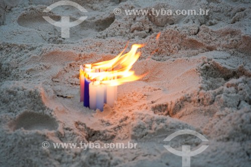 Velas acesas na festa de Yemanjá - Praia de Copacabana - Rio de Janeiro - Rio de Janeiro (RJ) - Brasil