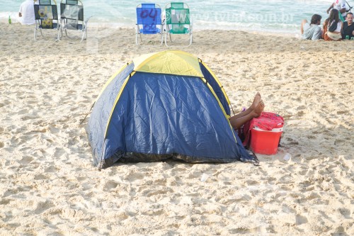 Barraca de camping na Praia do Arpoador após o  Reveillon 2023 - Rio de Janeiro - Rio de Janeiro (RJ) - Brasil
