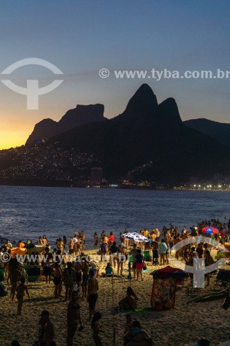 Pessoas observando o pôr do sol a partir da Praia do Arpoador - Rio de Janeiro - Rio de Janeiro (RJ) - Brasil