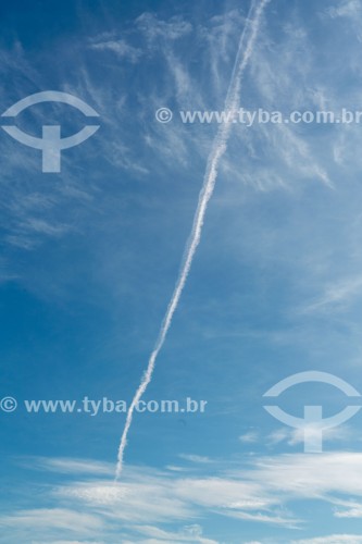 Trilha de condensação de avião no céu - Rio de Janeiro - Rio de Janeiro (RJ) - Brasil