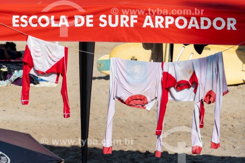 Camisas estendidas em tenda de escola de surfe na Praia do Arpoador - Rio de Janeiro - Rio de Janeiro (RJ) - Brasil