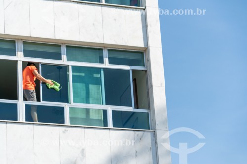 Mulher limpando vidros de janela de apartamento - Avenida Francisco Bhering - Rio de Janeiro - Rio de Janeiro (RJ) - Brasil