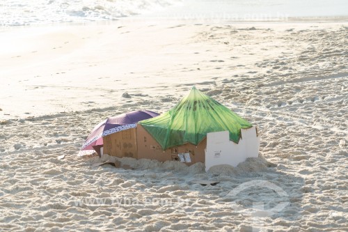 Barraca de praia improvisada como dormitório na areia da Praia de Copacabana - Posto 6 - Rio de Janeiro - Rio de Janeiro (RJ) - Brasil