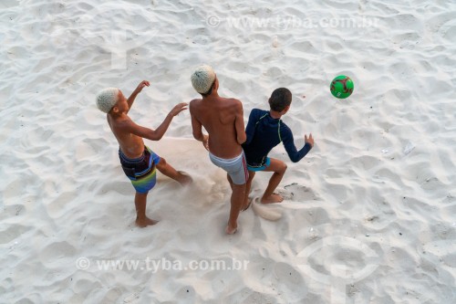 Crianças jogando futebol de areia na Praia de Ipanema - Rio de Janeiro - Rio de Janeiro (RJ) - Brasil