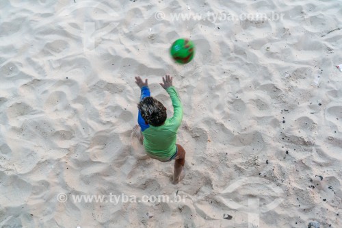 Crianças jogando futebol de areia na Praia de Ipanema - Rio de Janeiro - Rio de Janeiro (RJ) - Brasil