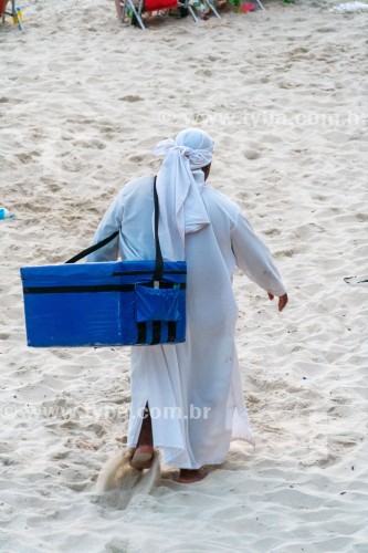 Vendedor ambulante vestido com roupa árabe nas areias da praia de Ipanema - Rio de Janeiro - Rio de Janeiro (RJ) - Brasil
