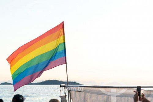Bandeira com as cores do Arco Íris, símbolo do movimento LGBTQIA+ - Praia de Ipanema - Rio de Janeiro - Rio de Janeiro (RJ) - Brasil