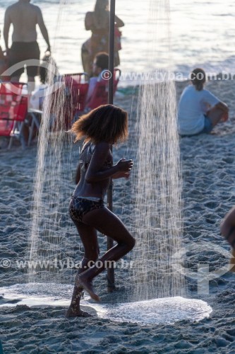 Menina tomando banho de chuveiro na praia do Arpoador - Rio de Janeiro - Rio de Janeiro (RJ) - Brasil