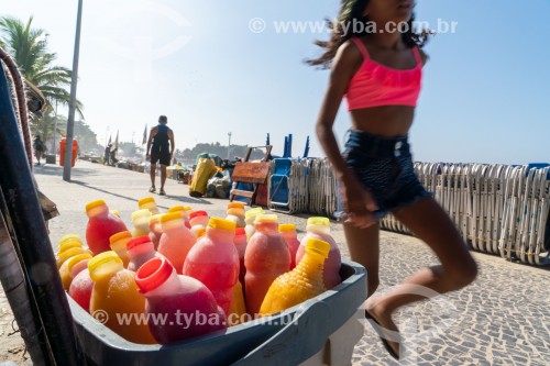 Cesta com sucos naturais para venda no calçadão da Praia do Arpoador - Rio de Janeiro - Rio de Janeiro (RJ) - Brasil